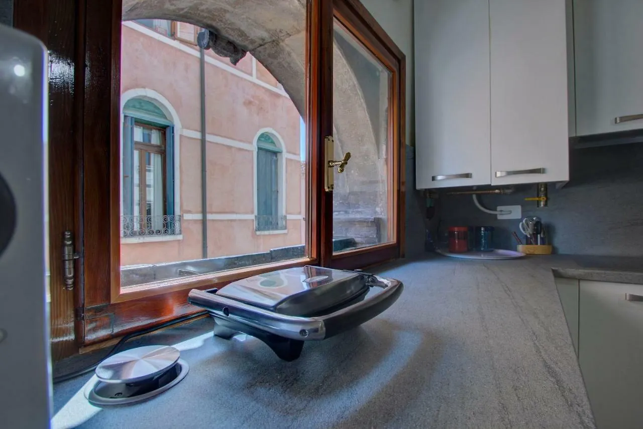 Marco Canal-Views Venice Apartment