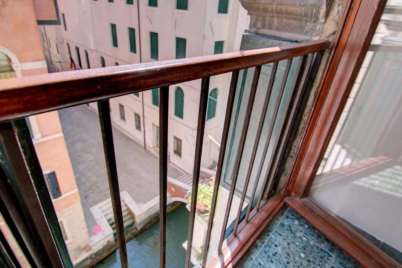 Marco Canal-Views Venice Apartment